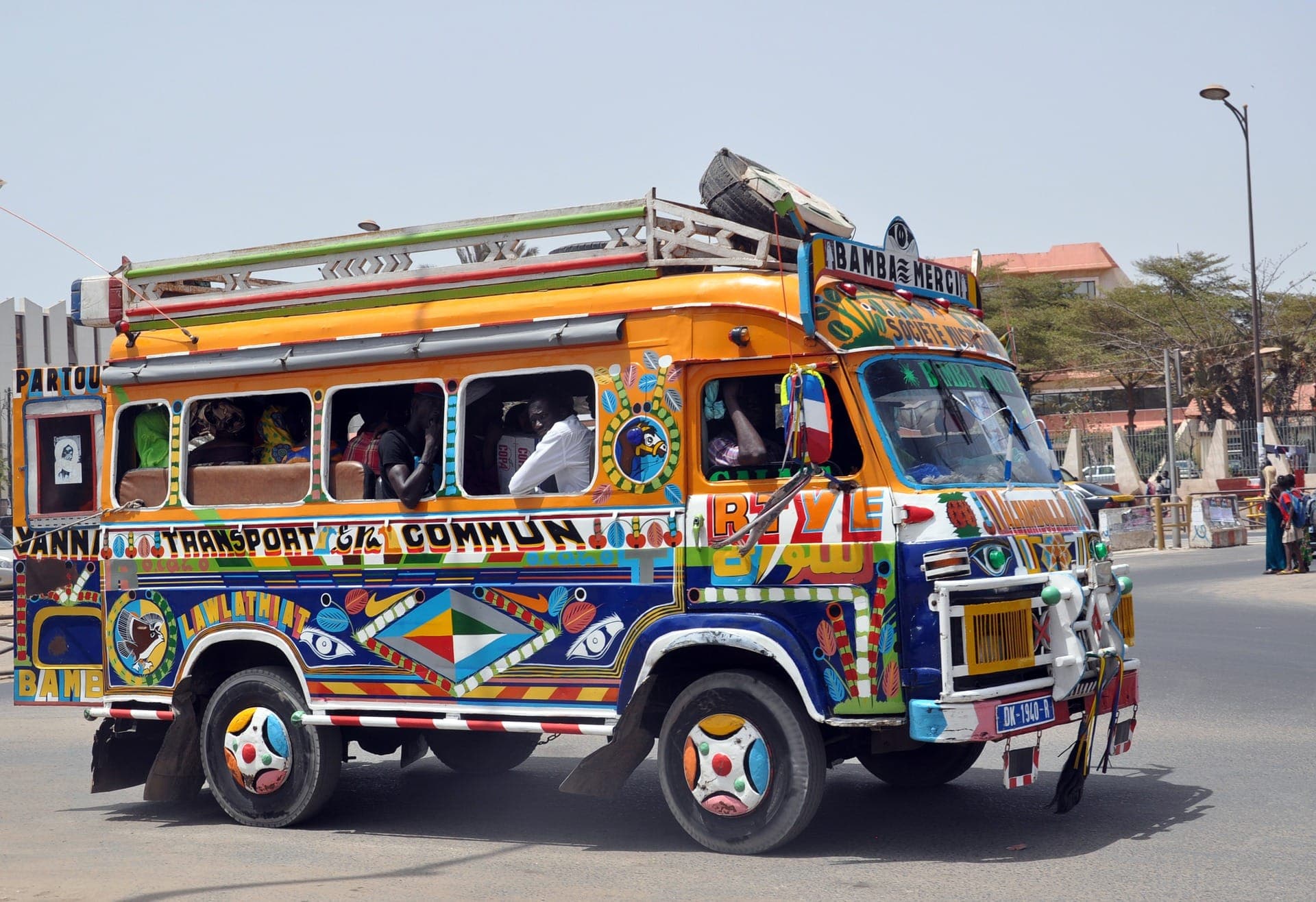 Car rapide coloré dans une rue de Dakar
