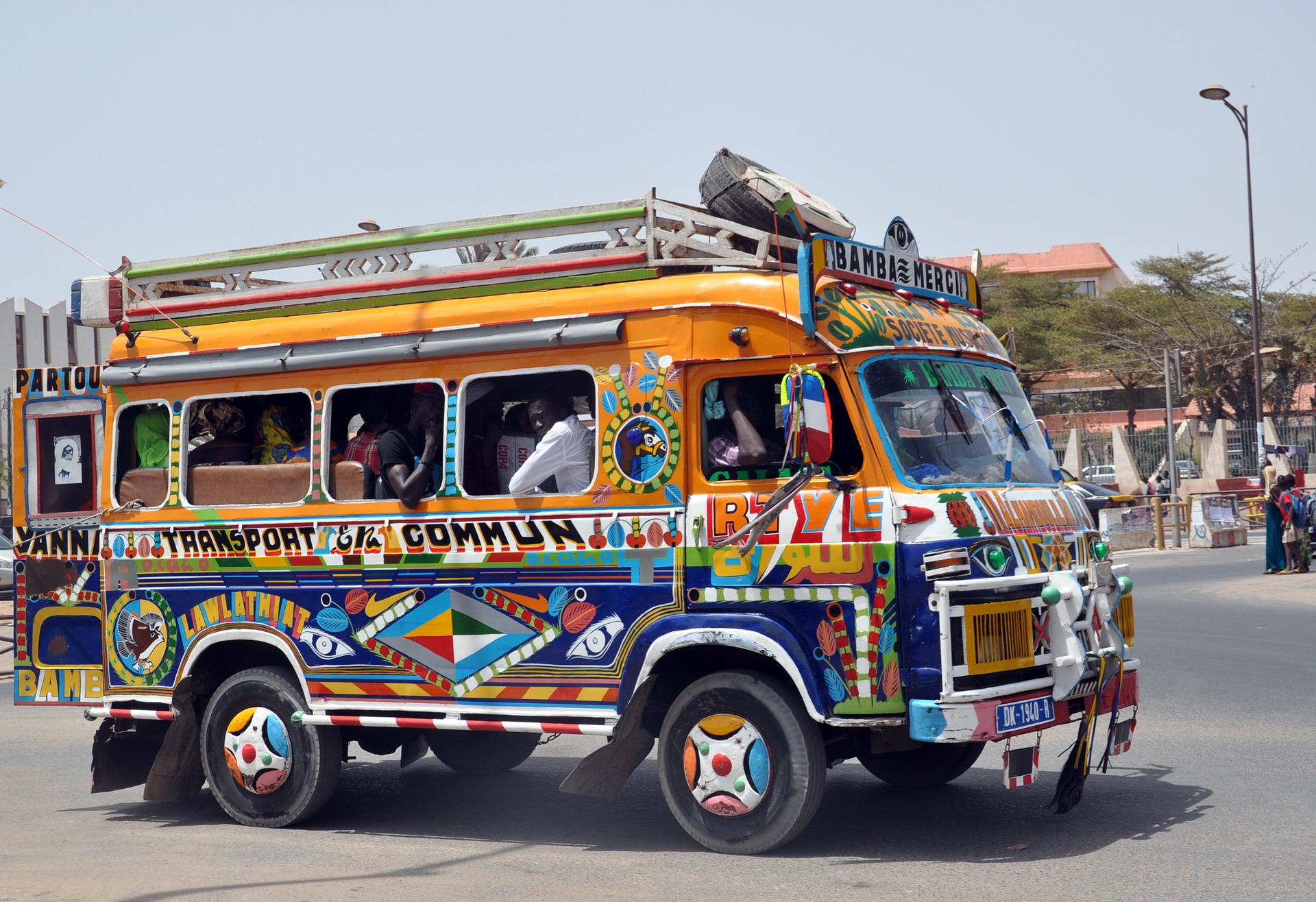 Car rapide coloré dans une rue de Dakar