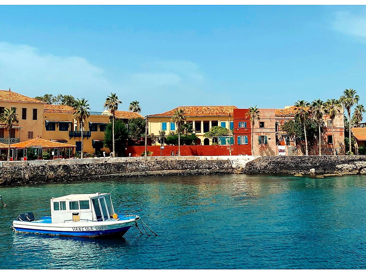 Île de Gorée, maisons colorées et barque de pêche