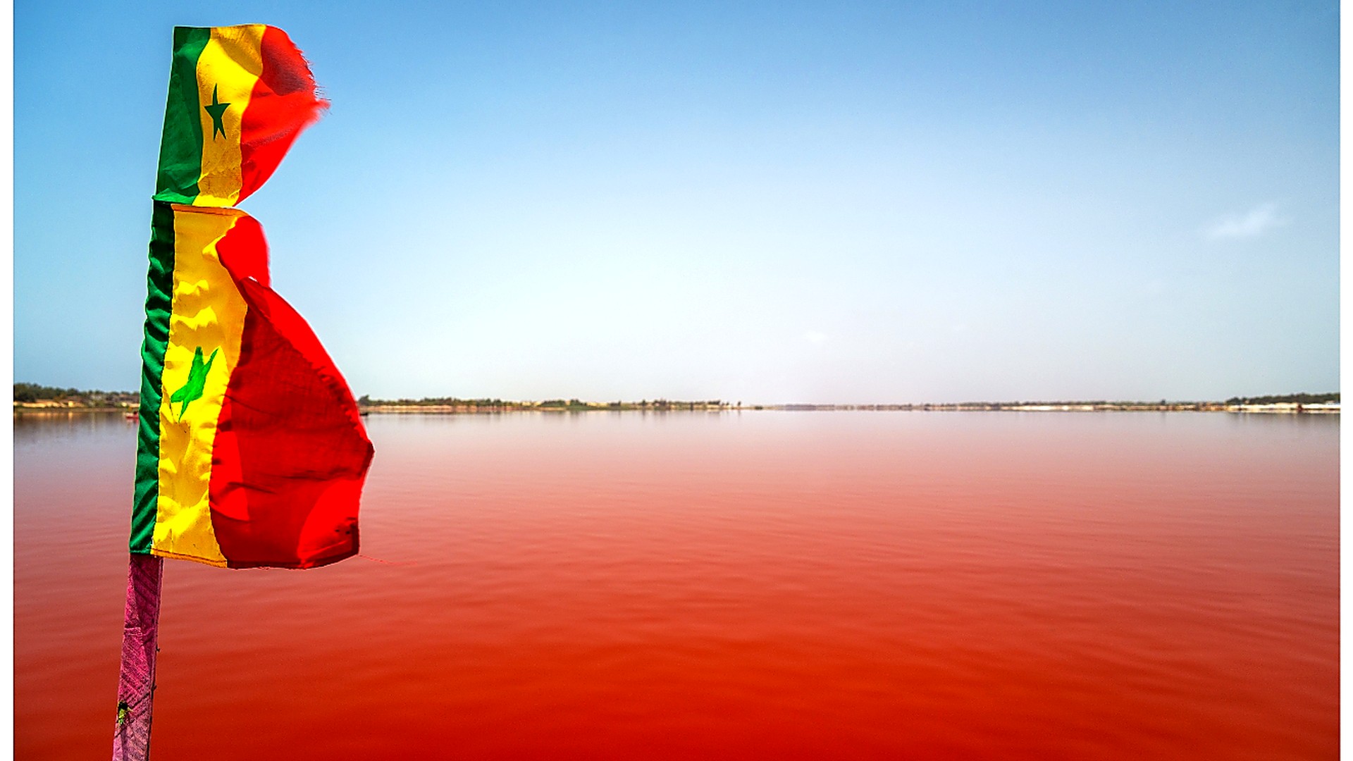Drapeau du Sénégal au bord du Lac Rose